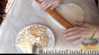 Фото приготовления рецепта: Дрожжевой пирог с сыром (на сковороде) - шаг №4