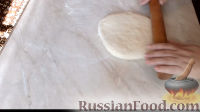 Фото приготовления рецепта: Дрожжевой пирог с сыром (на сковороде) - шаг №7