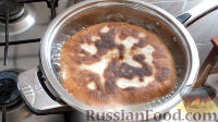 Фото приготовления рецепта: Дрожжевой пирог с сыром (на сковороде) - шаг №9