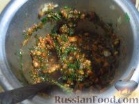 Фото приготовления рецепта: Шпинат с жареным луком, с орехово-чесночным соусом - шаг №5