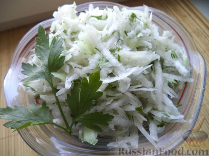 Пикантный овощной салат с салями