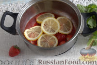 Фото приготовления рецепта: Клубничный лимонад с мятой - шаг №4