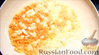 Фото приготовления рецепта: Тушёная капуста с картошкой и грибами - шаг №9