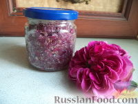 Фото к рецепту: Лепестки роз, перетертые с сахаром