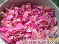 Фото приготовления рецепта: Лепестки роз, перетертые с сахаром - шаг №3