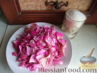 Фото приготовления рецепта: Лепестки роз, перетертые с сахаром - шаг №1
