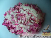 Фото приготовления рецепта: Лепестки роз, перетертые с сахаром - шаг №4