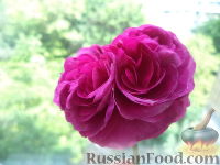 Фото приготовления рецепта: Лепестки роз, перетертые с сахаром - шаг №2