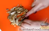 Фото приготовления рецепта: Морской окунь, фаршированный грибами, в фольге - шаг №4