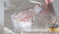 Фото приготовления рецепта: Морской окунь, фаршированный грибами, в фольге - шаг №7