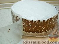 Фото приготовления рецепта: Торт с творожным кремом и киви, с шоколадным "бантом" - шаг №17
