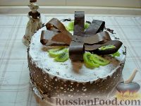 Фото приготовления рецепта: Торт с творожным кремом и киви, с шоколадным "бантом" - шаг №18