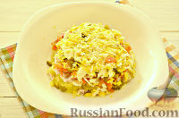 Фото приготовления рецепта: Салат из краснокочанной капусты с яблоком и перцем - шаг №3