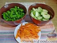Фото приготовления рецепта: Грибы, запеченные с молодыми овощами и зеленым горошком - шаг №5