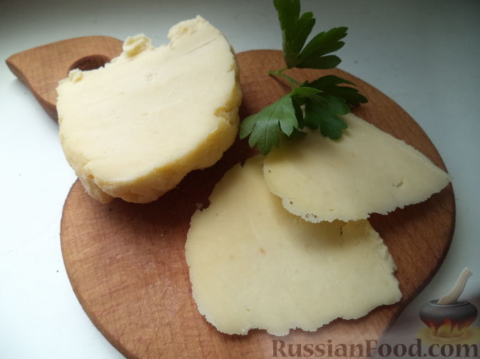 Домашний сыр из кефира и молока с зеленью - Лайфхакер
