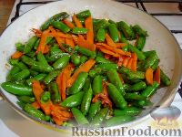Фото приготовления рецепта: Грибы, запеченные с молодыми овощами и зеленым горошком - шаг №8