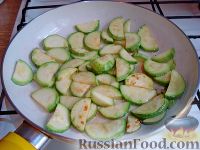 Фото приготовления рецепта: Грибы, запеченные с молодыми овощами и зеленым горошком - шаг №10