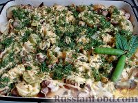Фото приготовления рецепта: Грибы, запеченные с молодыми овощами и зеленым горошком - шаг №14