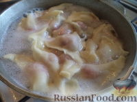 Фото приготовления рецепта: Пельмени с мясом и сыром - шаг №12