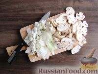 Фото приготовления рецепта: Мясной пирог с баклажанами и грибами - шаг №3