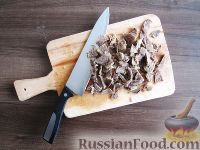 Фото приготовления рецепта: Мясной пирог с баклажанами и грибами - шаг №4