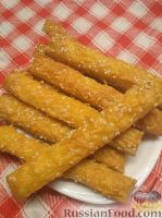Фото к рецепту: Сырные палочки с кунжутом
