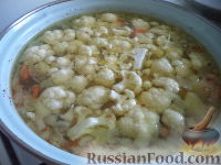 Фото приготовления рецепта: Куриный суп с цветной капустой и гречкой - шаг №8