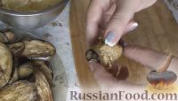 Фото приготовления рецепта: Рулетики из баклажанов с сырной начинкой - шаг №11