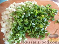 Фото приготовления рецепта: Фарш с зеленым луком и яйцом - шаг №2