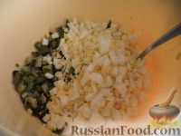 Фото приготовления рецепта: Фарш с зеленым луком и яйцом - шаг №6