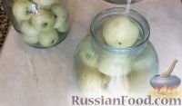Фото приготовления рецепта: Компот из целых яблок на зиму (без стерилизации) - шаг №3