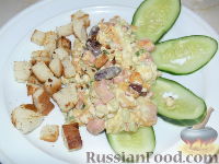 Фото к рецепту: Тёплый салат с фасолью, омлетом и сухариками
