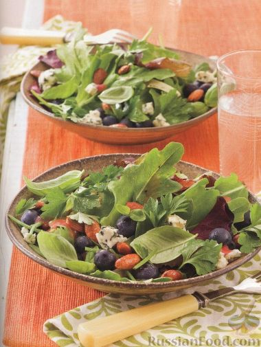 Рецепт Зеленый салат с черникой, сыром и миндалем