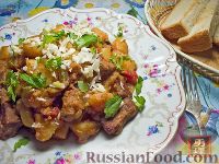 Фото приготовления рецепта: Куриные фрикадельки, тушенные с баклажанами, болгарским перцем и маслинами - шаг №12