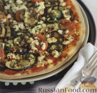Фото к рецепту: Пицца с баклажанами, помидорами, цуккини и сыром