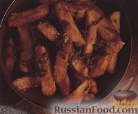 Фото к рецепту: Картофель фри с луком и острым соусом
