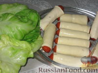 Фото приготовления рецепта: Сосиски в капустных листьях - шаг №4
