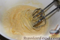 Фото приготовления рецепта: Луково-сырные маффины в мультиварке - шаг №4