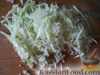 Фото приготовления рецепта: Салат из белокочанной капусты, огурцов и редиса - шаг №2