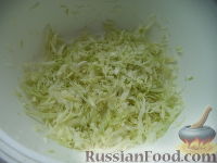 Фото приготовления рецепта: Салат из белокочанной капусты, огурцов и редиса - шаг №3
