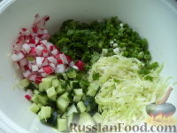 Фото приготовления рецепта: Салат из белокочанной капусты, огурцов и редиса - шаг №8