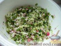 Фото приготовления рецепта: Салат из белокочанной капусты, огурцов и редиса - шаг №9