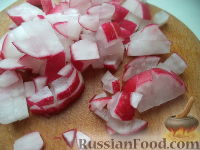 Фото приготовления рецепта: Салат из белокочанной капусты, огурцов и редиса - шаг №4