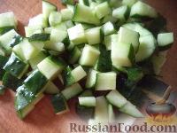 Фото приготовления рецепта: Салат из белокочанной капусты, огурцов и редиса - шаг №5