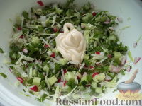 Фото приготовления рецепта: Салат из белокочанной капусты, огурцов и редиса - шаг №10