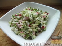 Фото приготовления рецепта: Салат из белокочанной капусты, огурцов и редиса - шаг №11