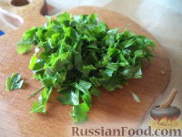 Фото приготовления рецепта: Салат из белокочанной капусты, огурцов и редиса - шаг №7