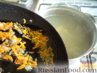 Фото приготовления рецепта: Суп с колбасой и рисом - шаг №7
