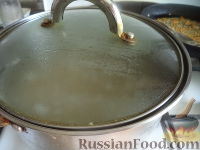 Фото приготовления рецепта: Суп с колбасой и рисом - шаг №4