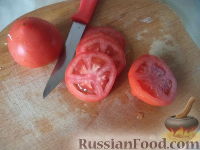 Фото приготовления рецепта: Салат из пекинской капусты с помидорами - шаг №4